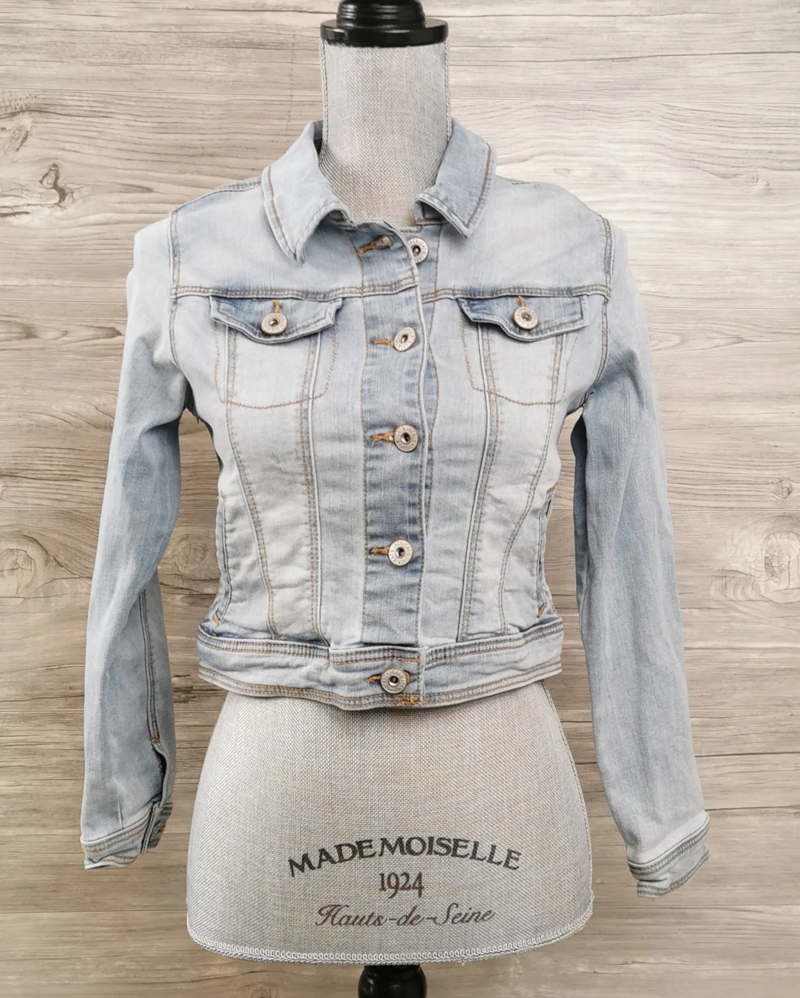 GIRL SIZE LARGE (10/12 YEARS) - CAT & JACK, Cropped, Light Blue Denim Jacket VGUC B39